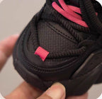 Zapatillas deportivas negras con detalles rosas, modernas para niñas en España