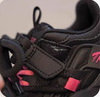Zapatillas deportivas negras con detalles rosas, modernas para niñas en España