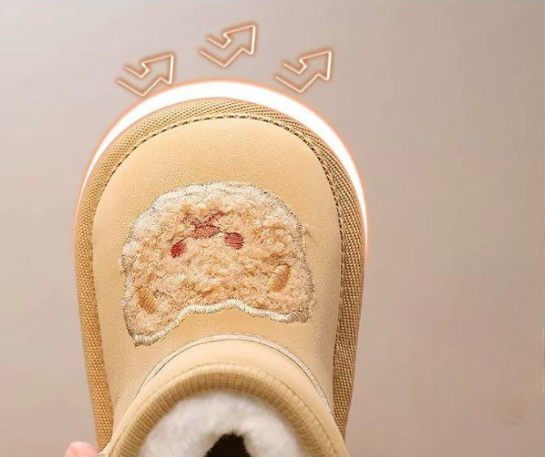 Bota de invierno con diseño adorable decorada con cara de osito en España