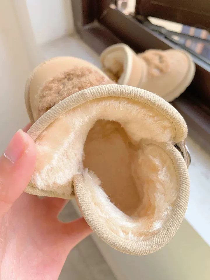 Bota de invierno con diseño adorable decorada con cara de osito en España