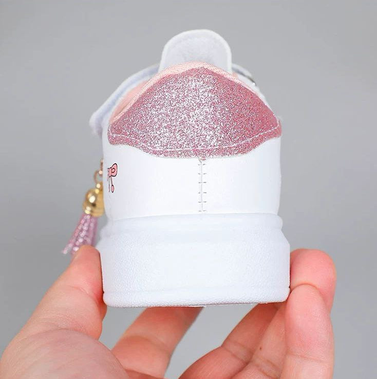 Zapato rosa encantador para niña con diseño de dibujos animados