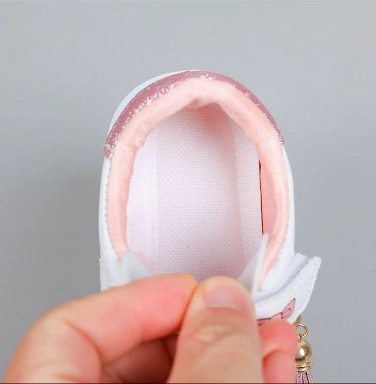 Zapato rosa encantador para niña con diseño de dibujos animados