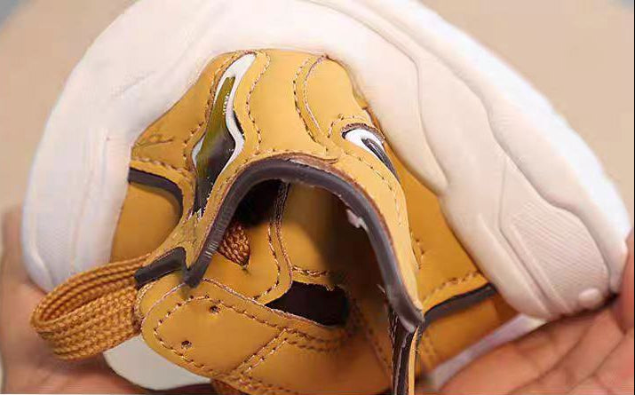 Zapatillas deportivas para niños con diseño moderno