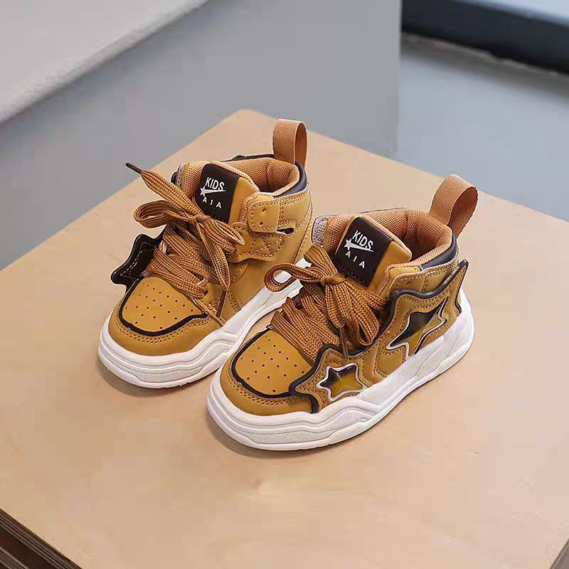 Zapatillas deportivas para niños con diseño moderno