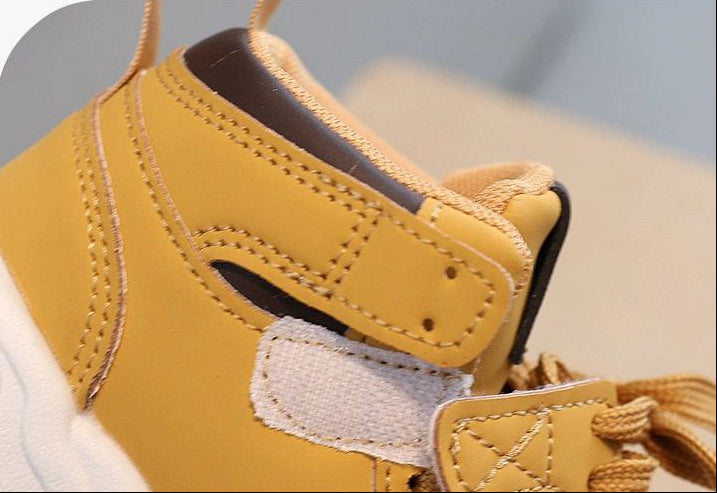 Zapatillas deportivas para niños con diseño moderno