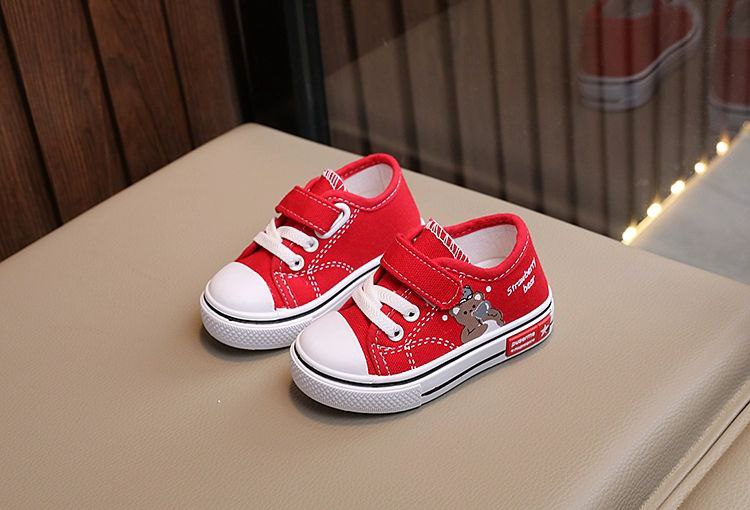 Zapato infantil con diseño de oso caricaturesco