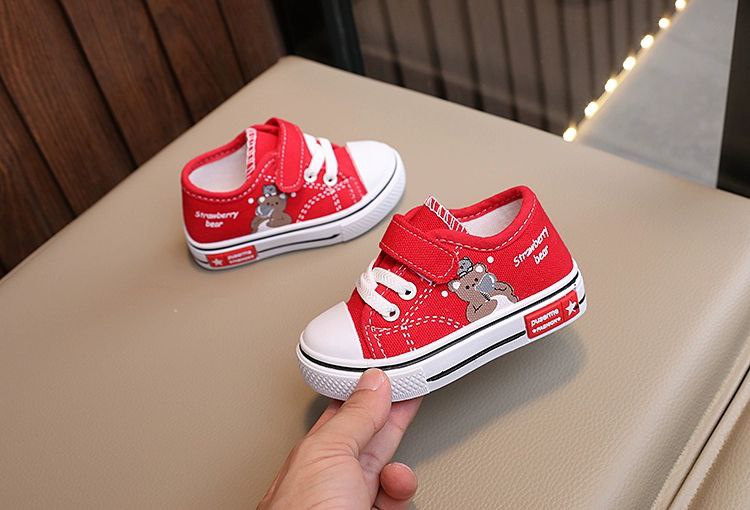 Zapato infantil con diseño de oso caricaturesco