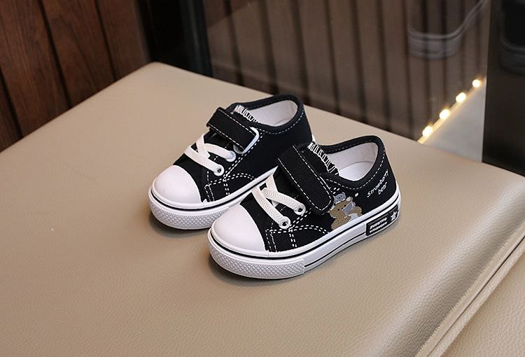 Zapato infantil con diseño de oso caricaturesco