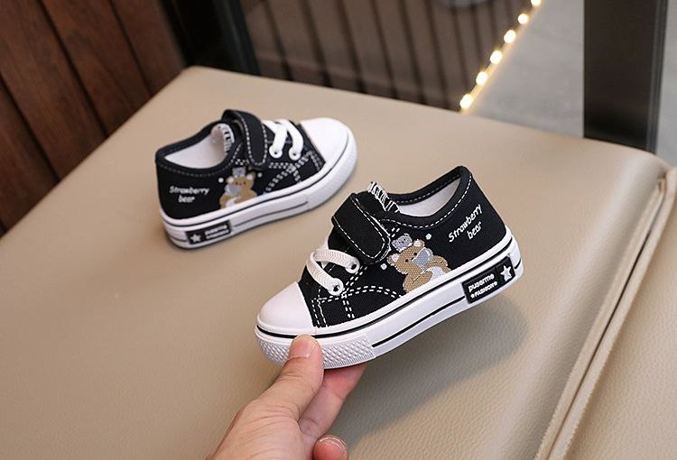 Zapato infantil con diseño de oso caricaturesco