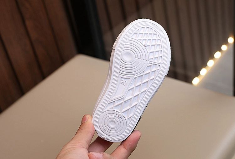 Zapato infantil con diseño de oso caricaturesco