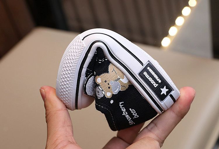 Zapato infantil con diseño de oso caricaturesco