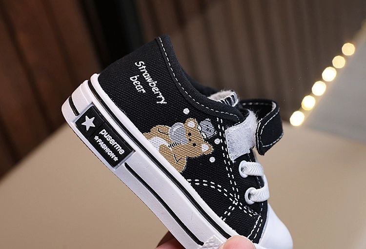 Zapato infantil con diseño de oso caricaturesco