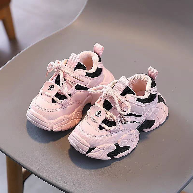 Zapato con diseño deportivo moderno