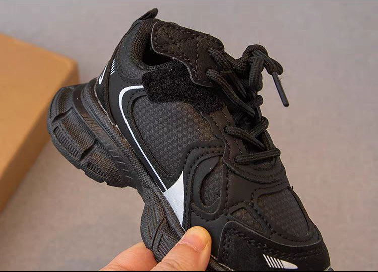 Zapatillas deportivas para niños con diseño moderno en España