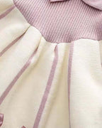 Vestido niña invierno cálido con lazos de satén y cuello altol as tallas disponibles.Ideal para primavera  en España