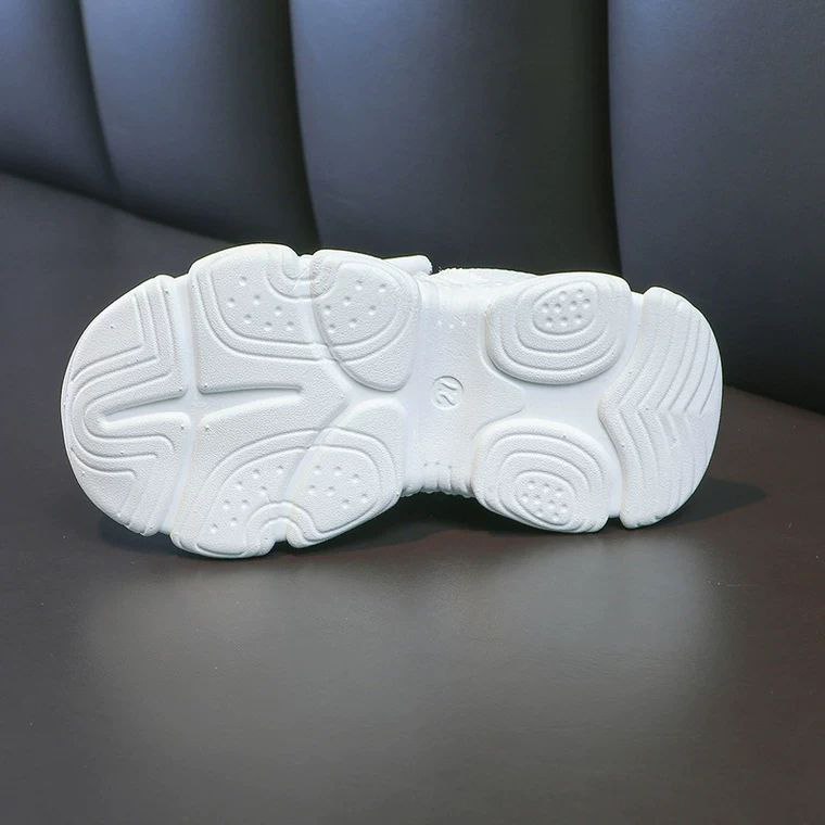 Zapato deportivo blanco para niños en España