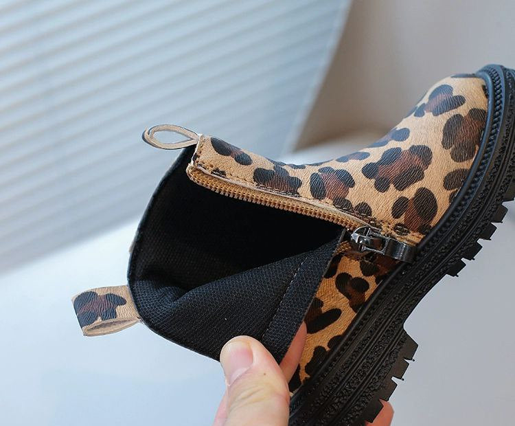 Zapato de invierno con estampado de piel de leopardo en España