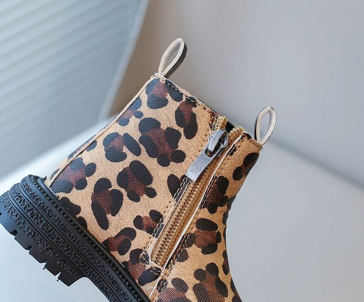 Zapato de invierno con estampado de piel de leopardo en España