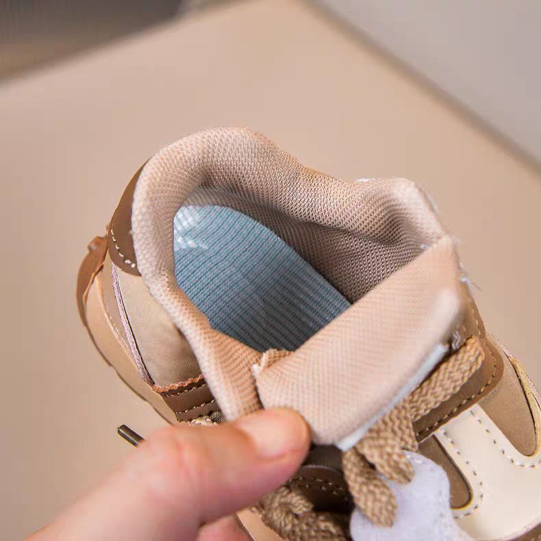 Zapato con diseño deportivo moderno para niños en España