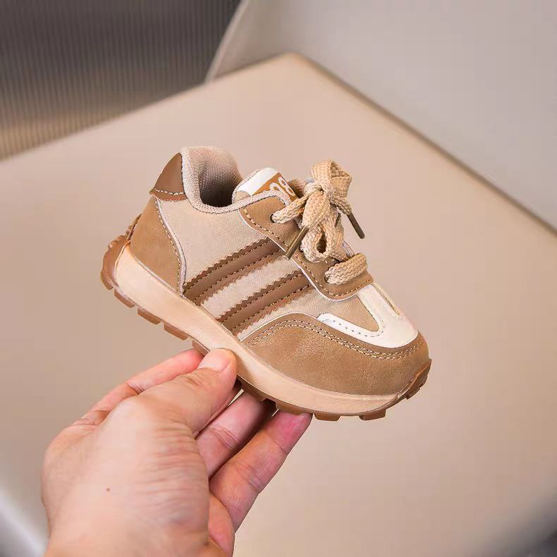 Zapato con diseño deportivo moderno para niños en España