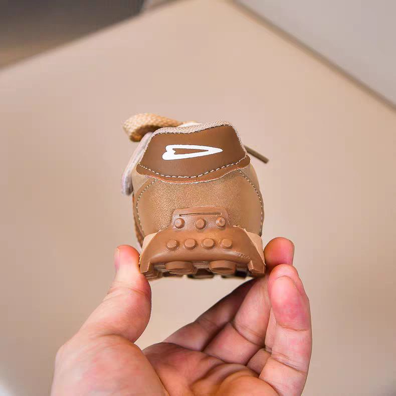 Zapato con diseño deportivo moderno para niños en España