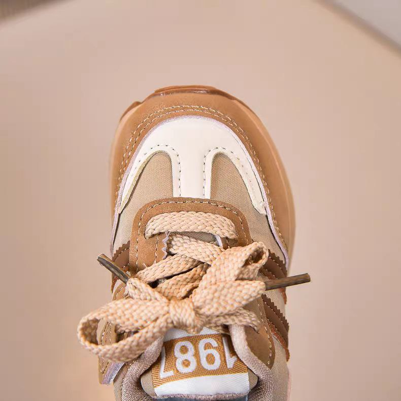 Zapato con diseño deportivo moderno para niños en España