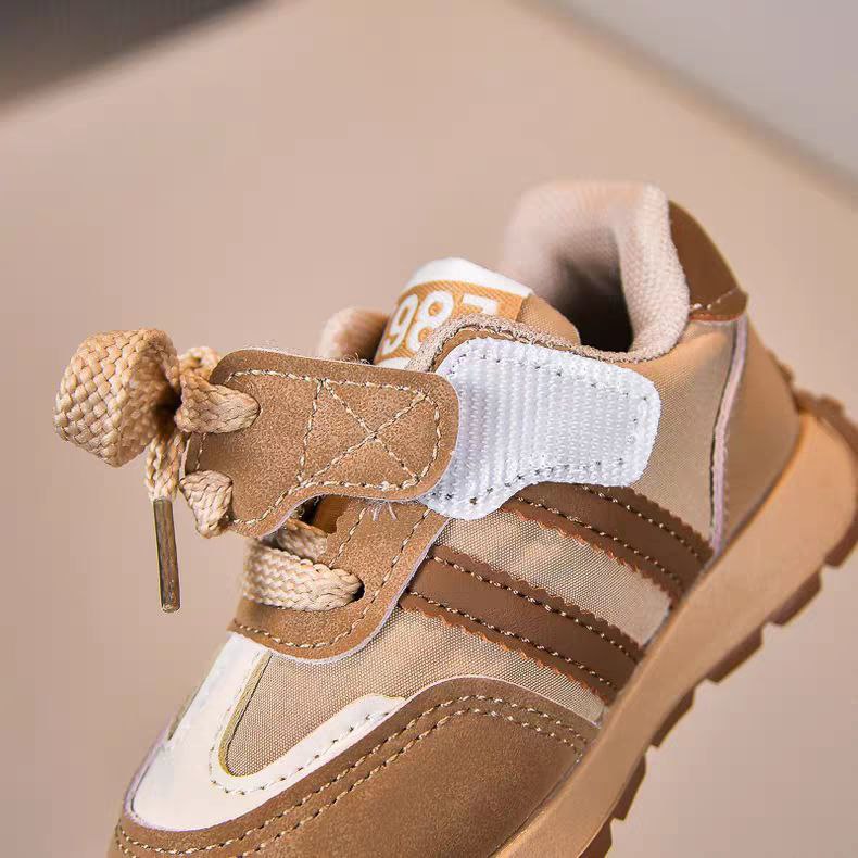 Zapato con diseño deportivo moderno para niños en España