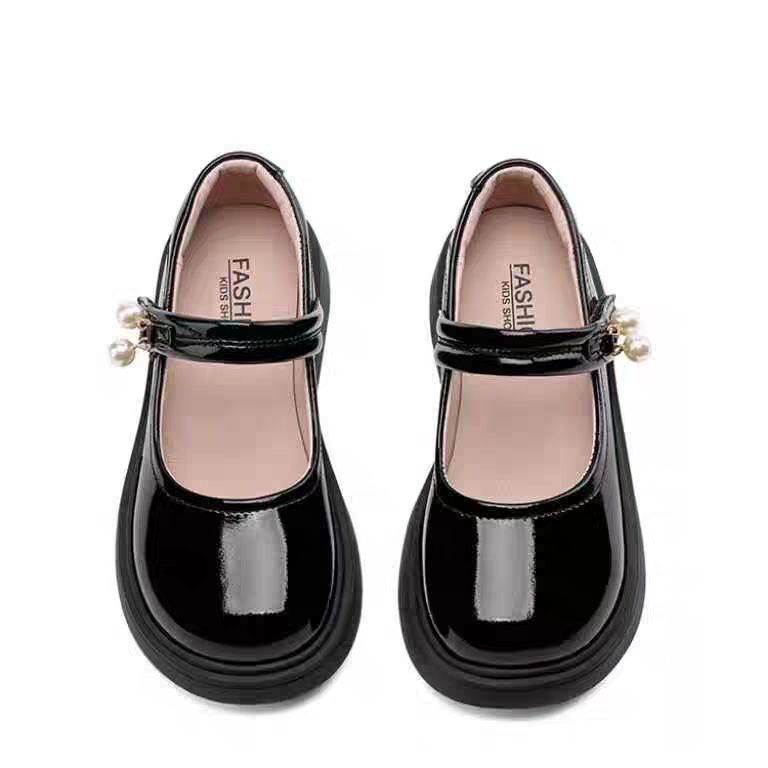 Zapato moderno y elegante para niña con diseño clásico en España
