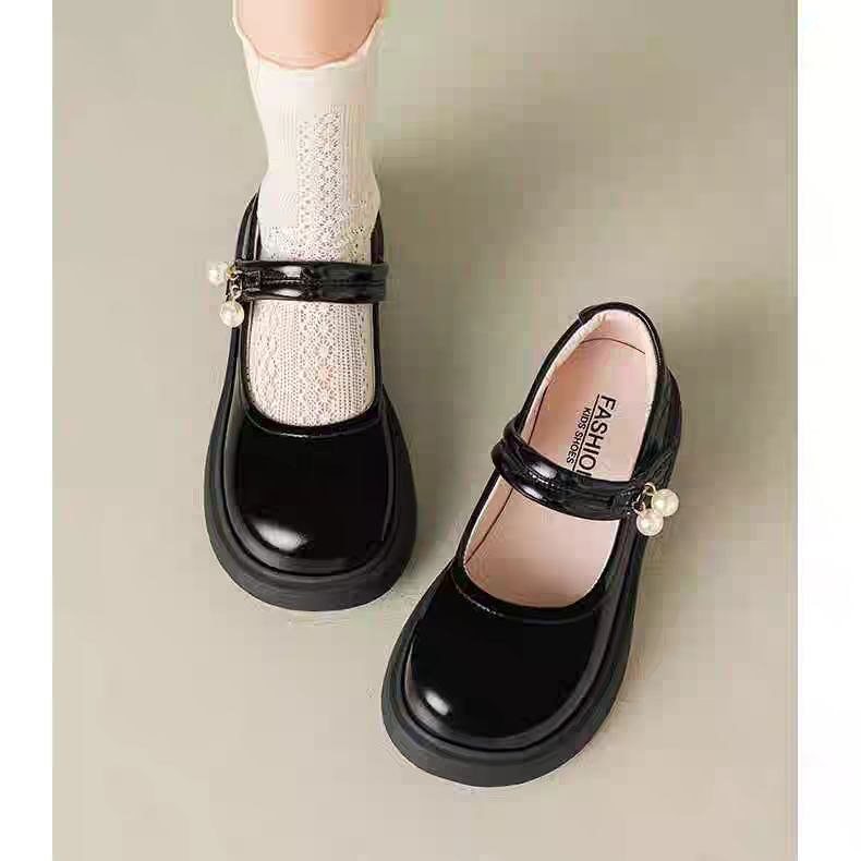 Zapato moderno y elegante para niña con diseño clásico