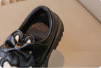 Zapato clásico elegante para niña con diseño de lazo frontal en España