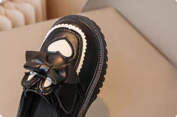 Zapato clásico elegante para niña con diseño de lazo frontal en España