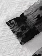 Vestido de tul bordado con manga larga y cinturón de satén dorado