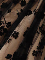 Vestido negro real acompañado de zapatos a juego y bolso