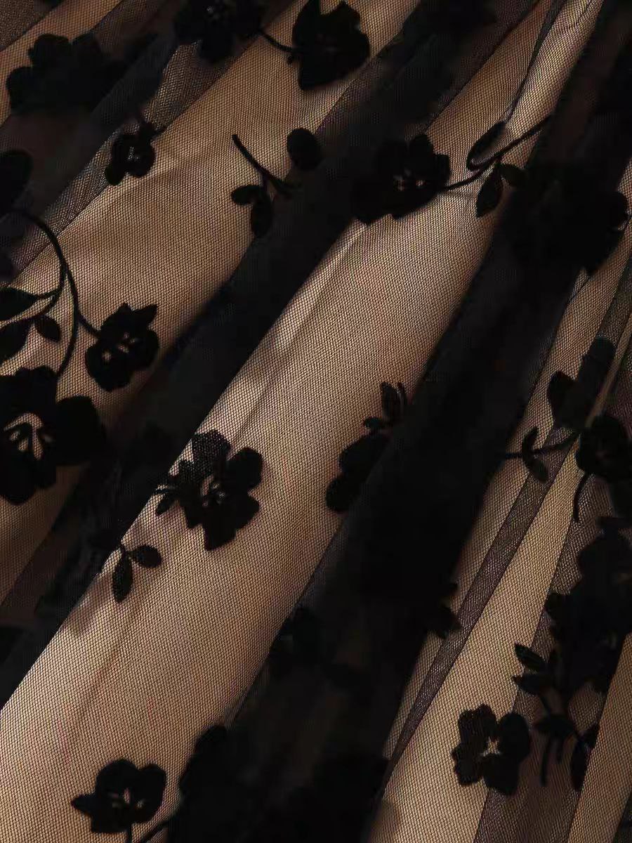 Vestido de tul bordado con manga larga y cinturón de satén dorado