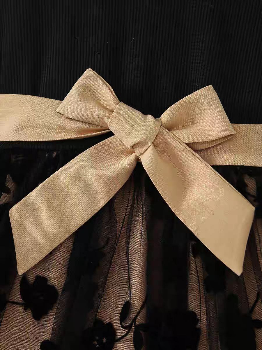 Vestido de tul bordado con manga larga y cinturón de satén dorado