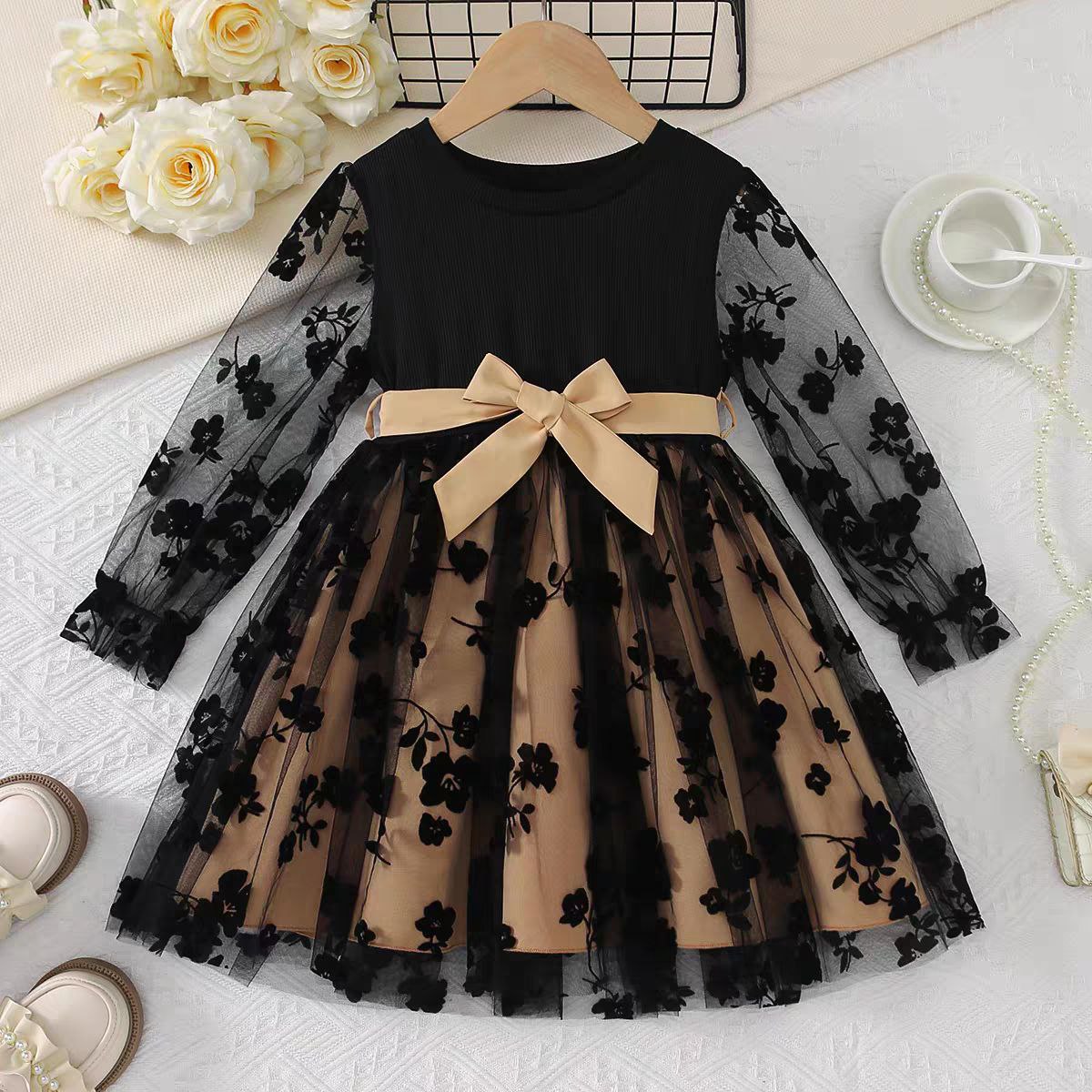 Vestido negro real acompañado de zapatos a juego y bolso