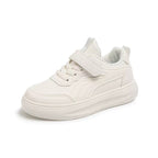 Zapatillas deportivas blancas con diseño moderno en España