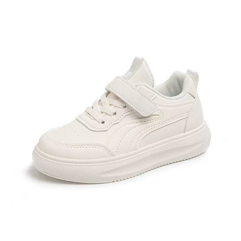 Zapatillas deportivas blancas con diseño moderno en España