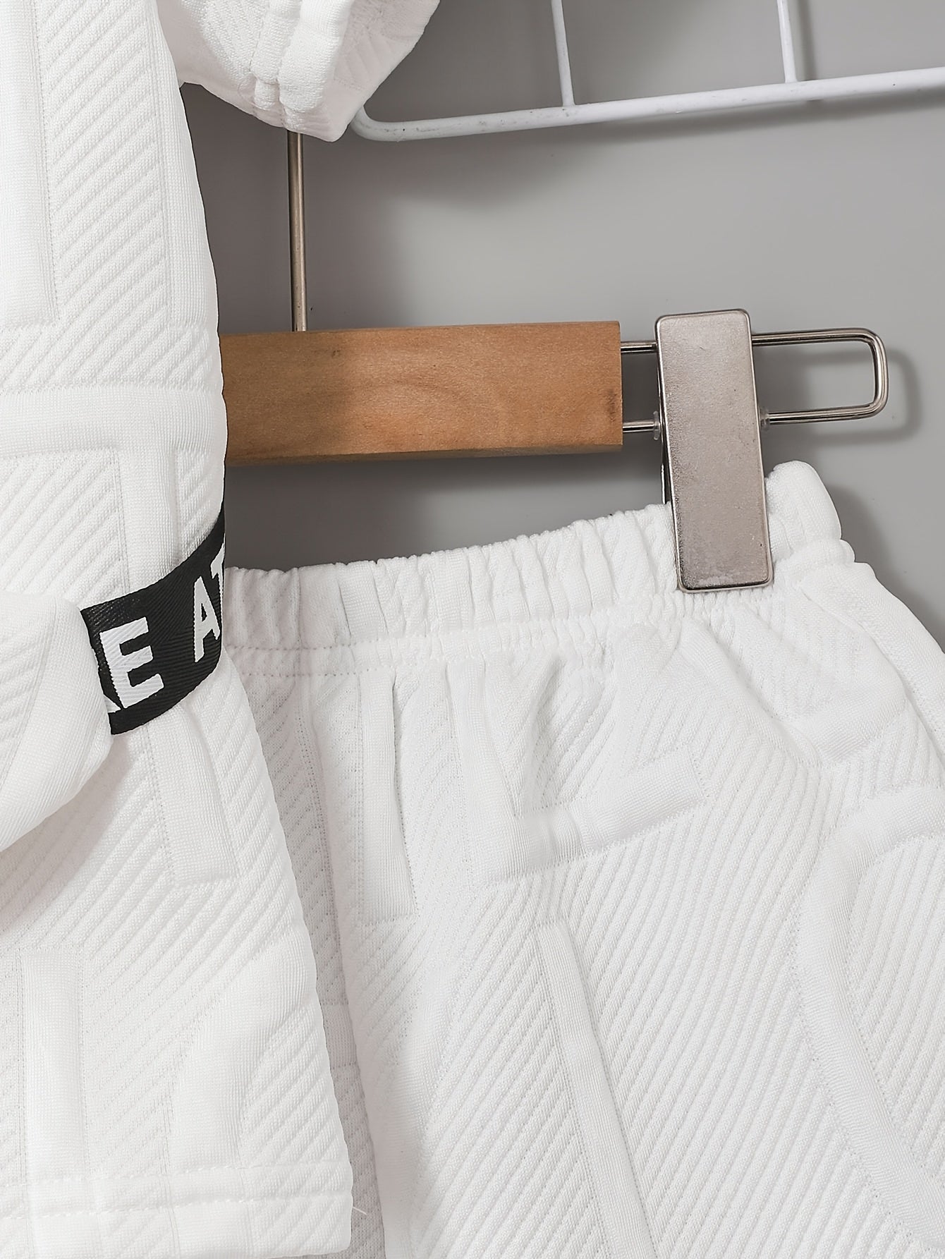 Conjunto de Verano para Niños: Camiseta y Pantalones Cortos Blancos con Textura de Letras