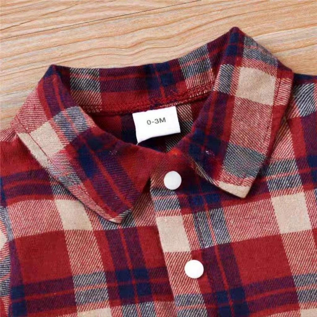 Peto vaquero y camiseta a cuadros