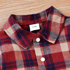 Peto vaquero y camiseta a cuadros