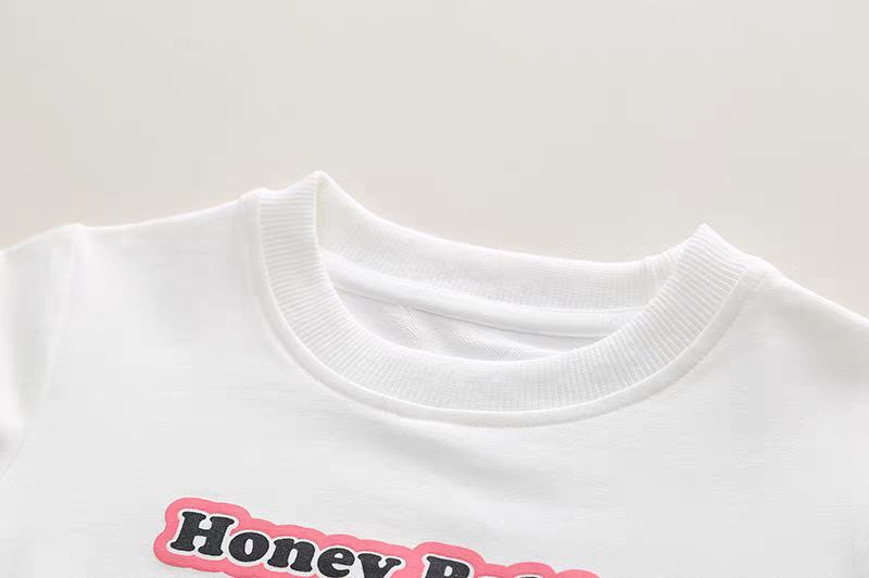 Conjunto de Camiseta Arcoíris y Peto con Alas Rosas