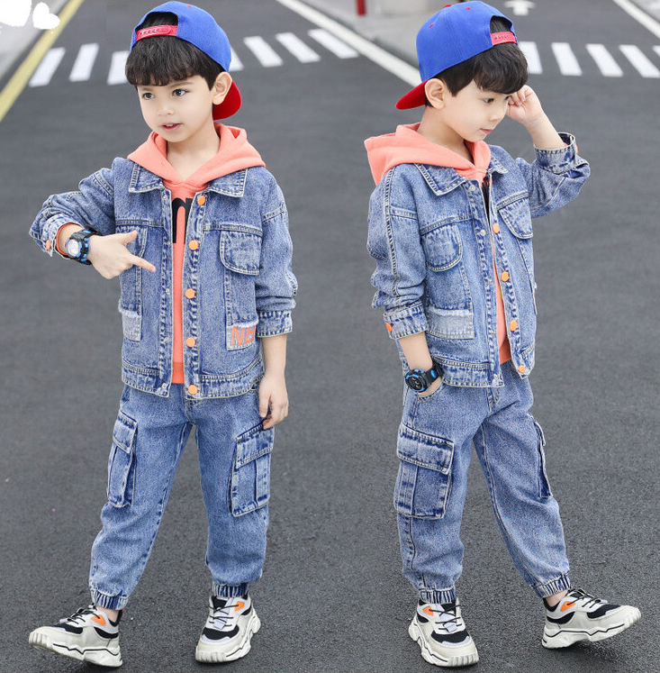 Conjunto de 3 piezas: chaqueta vaquera, pantalones vaqueros y camiseta interior.