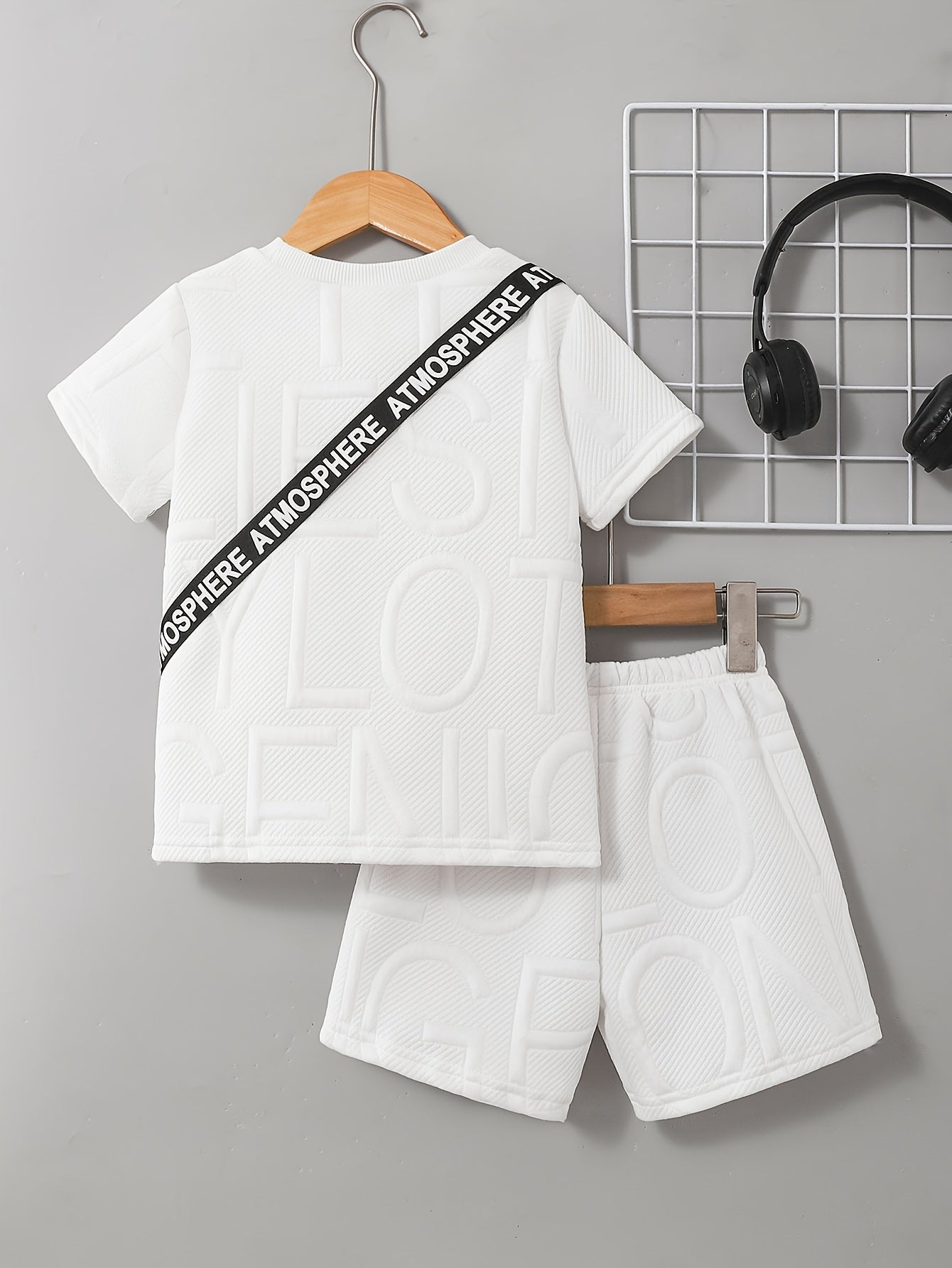 Conjunto de Verano para Niños: Camiseta y Pantalones Cortos Blancos con Textura de Letras