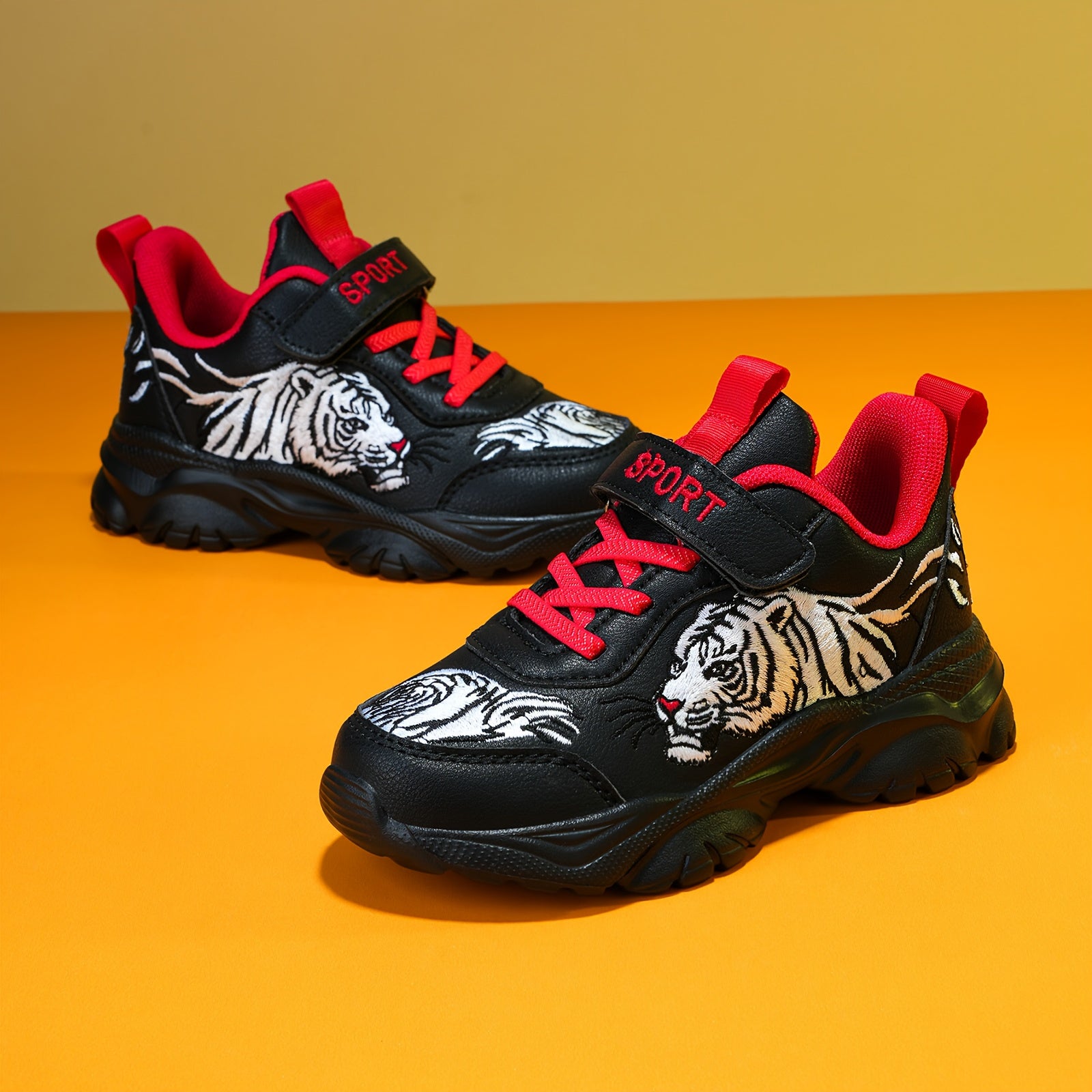 Zapatillas Negras con Bordado de Tigre y Detalles en Rojo