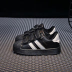 Zapato deportivo con diseño moderno