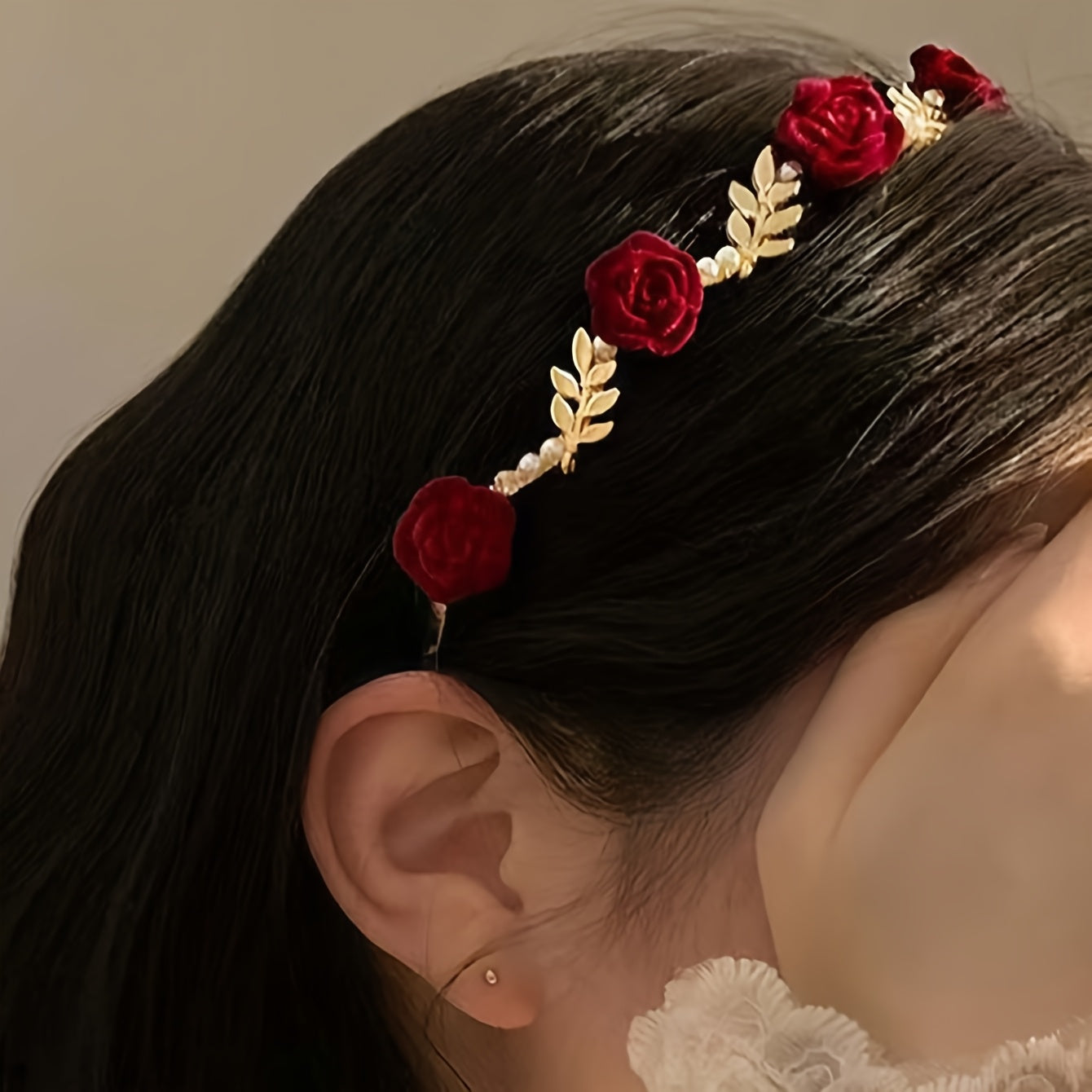 Diadema para niñas con flores, perlas y hojas doradas