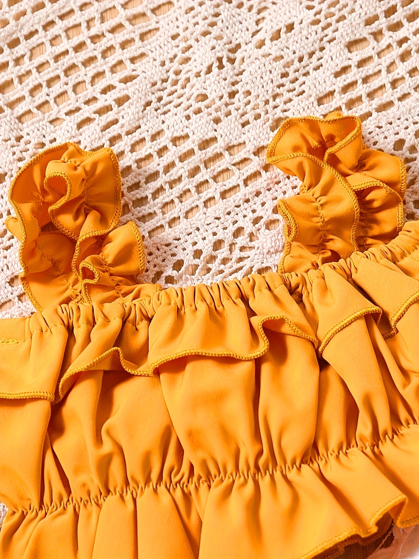 Conjunto de Top Mostaza y Pantalón de Encaje Blanco