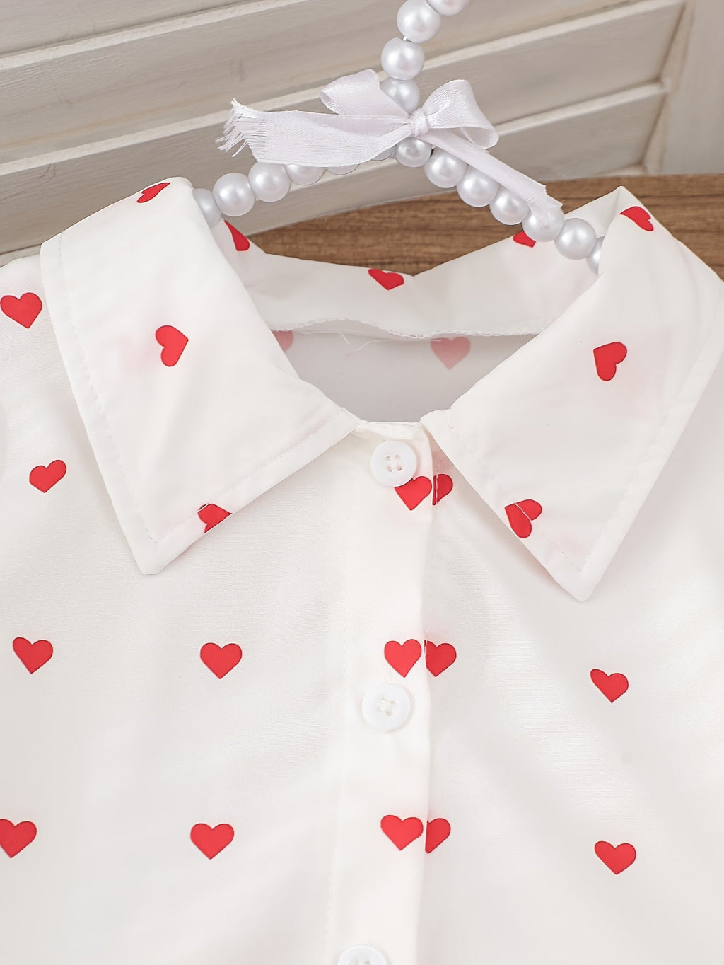 Conjunto de 2 piezas: falda de tul roja y camiseta con estampado de corazones.