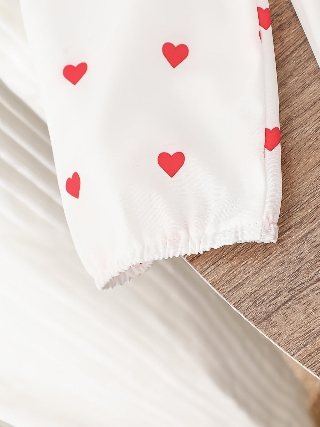 Conjunto de 2 piezas: falda de tul roja y camiseta con estampado de corazones.